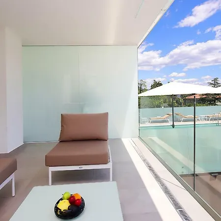 Apartment Designed With Swimming Pool Near The *